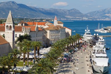 turist Trogir, eski şehir unesco dünya miras alanı ziyaret..