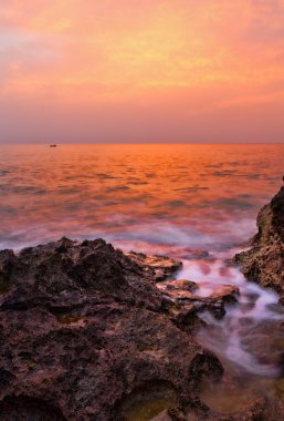 Sahilde gün doğumu.