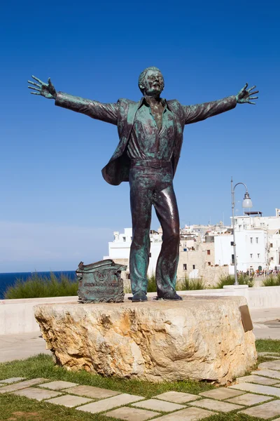 Domenico modugno statue, polignano a mare, italien — Stockfoto