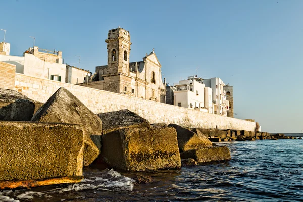 Befestigte Mauer der Altstadt von Monopoli. Apulien. Italien. — Stockfoto