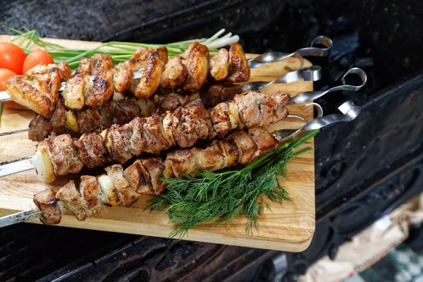 Brochetas Una Pizarra Fondo Una Barbacoa Fotos de stock