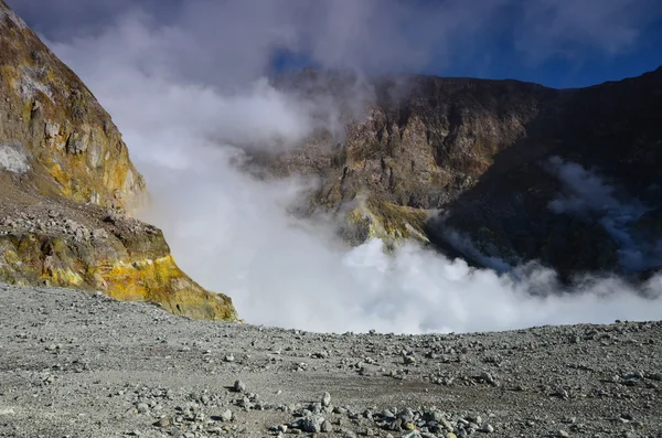 島"白"。活火山の火口底の表面。ニュージーランド. — ストック写真