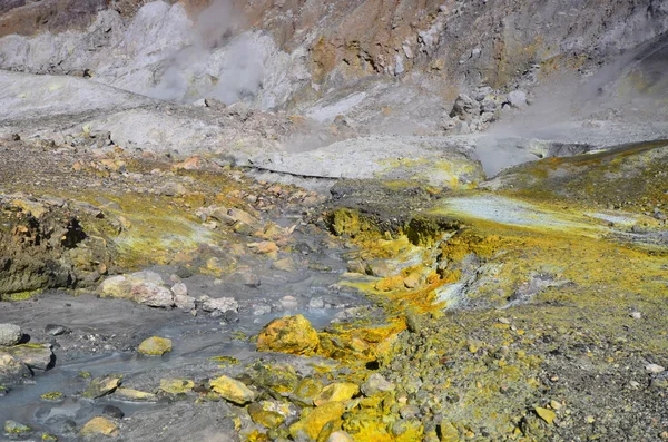 Isla "Isla Blanca". Superficie del cráter de un volcán activo. Nueva Zelanda . — Foto de Stock