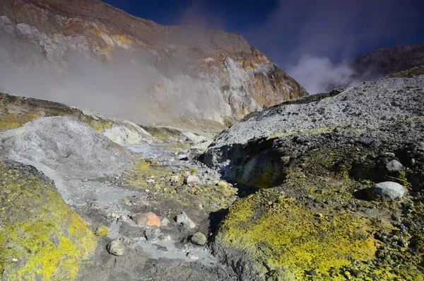"vita ön". ytan på kratern av en aktiv vulkan. Nya Zeeland. — Stockfoto