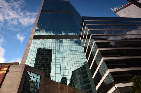 Skyskrapor och sydney tower på bakgrund av blå himmel. — Stockfoto