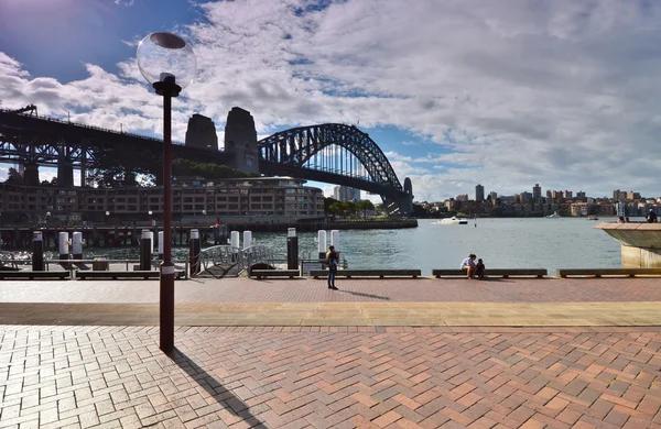 Kade de rotsen. weergave van de sydney harbour bridge harbour bridge — Stockfoto