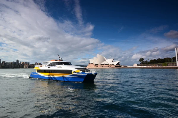 Un yate en el fondo de la Ópera de Sydney. Puerto de la Bahía Ja —  Fotos de Stock