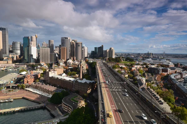 View of the business center of Sydney with the Harbour Bridge. A — Stock Photo, Image