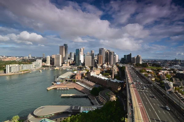 悉尼商务中心与港湾大桥的视图。一个 — 图库照片