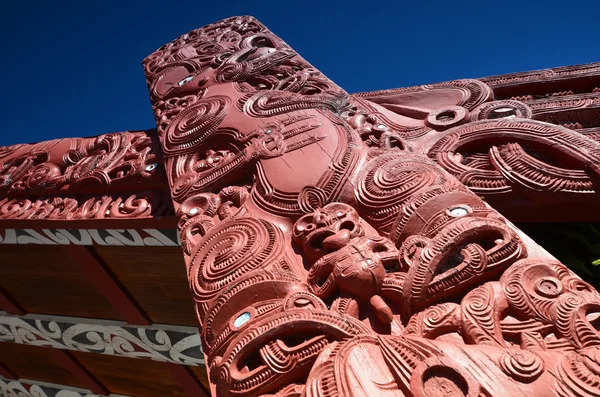 Maori crafts people. New Zealand. Woodcarving. — Stock Photo, Image