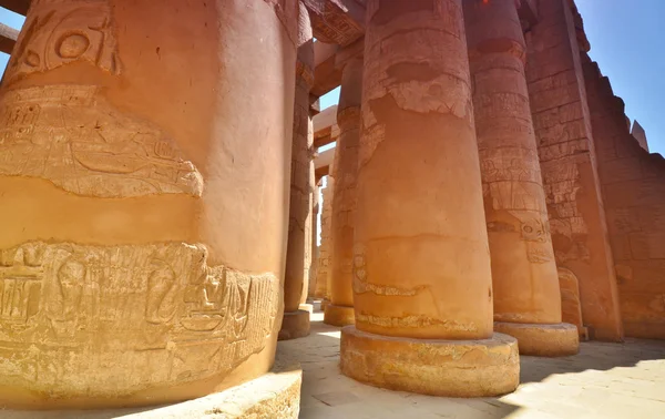 Colonnes dans le temple Karnak. (Thebes) Louxor. Égypte . — Photo