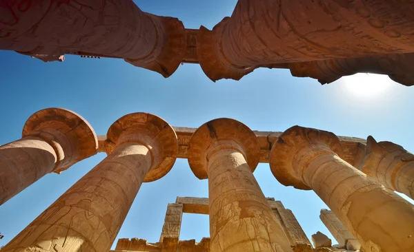 Templo Karnak. A coluna. Egipto . — Fotografia de Stock