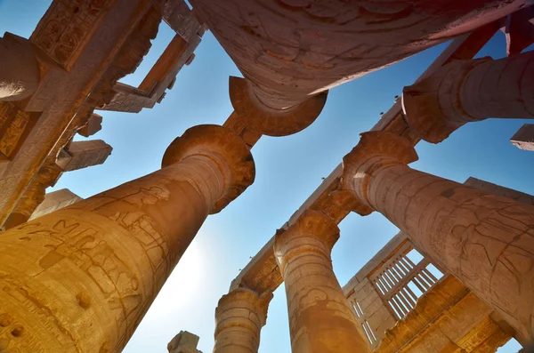 Templo Karnak. A coluna. Egipto . — Fotografia de Stock