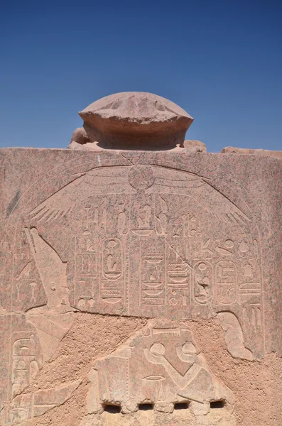 Hieróglifos nas paredes do Templo de Karnak. Lyuksor.Egipet . — Fotografia de Stock