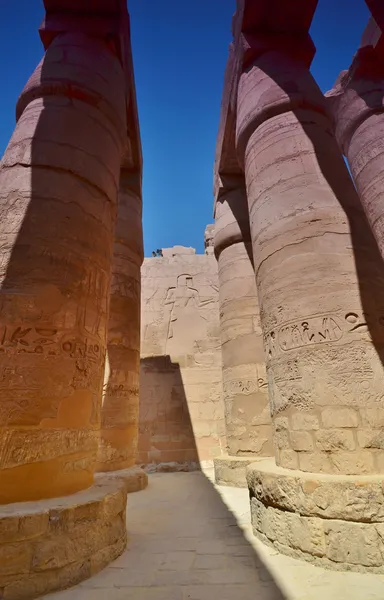 A coluna. Templo Karnak. Luxor. Egipto . — Fotografia de Stock