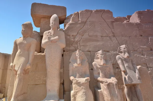 Estatuas en el templo de Karnak. Lyuksor.Egipet . — Foto de Stock