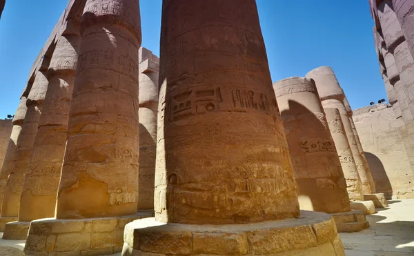 De kolom. Karnak tempel. Luxor. Egypte. — Stockfoto