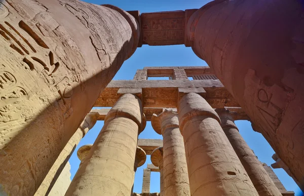 Die Spalte. Karnak-Tempel. Luxus. Ägypten. — Stockfoto