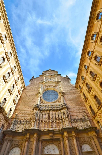 La fachada de la Basílica en la Abadía Benedictina de Montserra —  Fotos de Stock