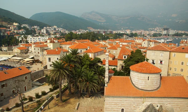 Byen Budva i Montenegro ved bredden av Adriaterhavet – stockfoto