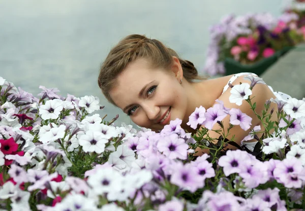 Piękna dziewczyna w kwiaty — Zdjęcie stockowe