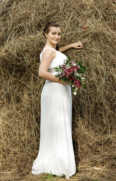 The bride at a haystack — Stock Photo, Image