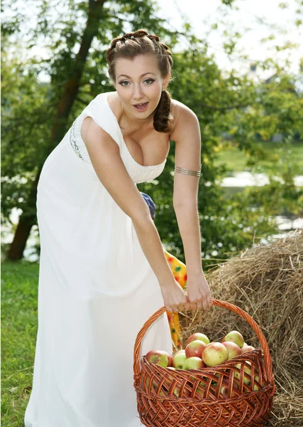 The bride with a basket of apples — Stock Photo, Image