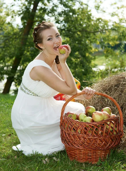 The bride with a basket of apples — Stock Photo, Image