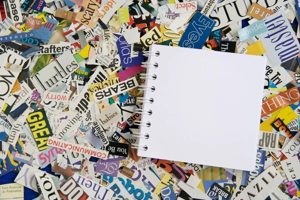 Bloc de notas en blanco sobre el fondo de recorte de revistas Fotos de stock libres de derechos