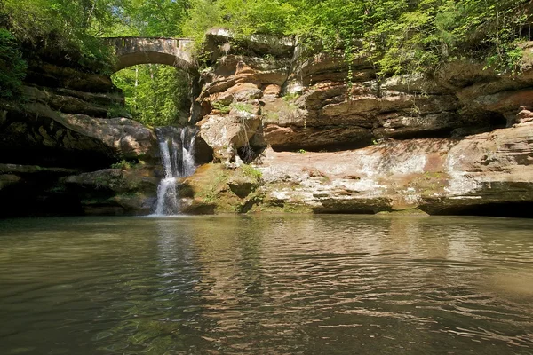 Cascade dans les bois — Photo