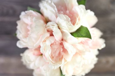 Bir buket çiçeğin stüdyo fotoğrafı.