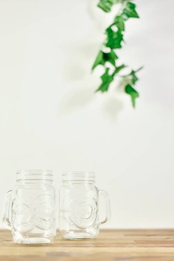 Bir kafe masasının stüdyo fotoğrafı.