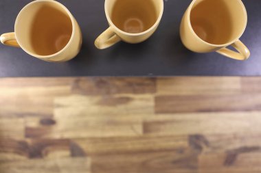 Yüzen bir rafın stüdyo fotoğrafı.