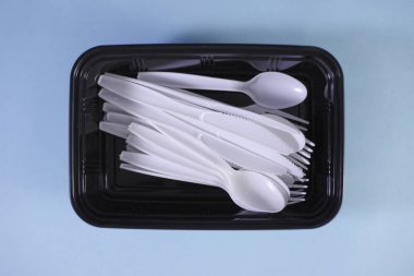 Siyah bir paket konteynırın stüdyo fotoğrafı.