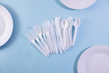 Beyaz plastik çatal bıçakların stüdyo fotoğrafı.