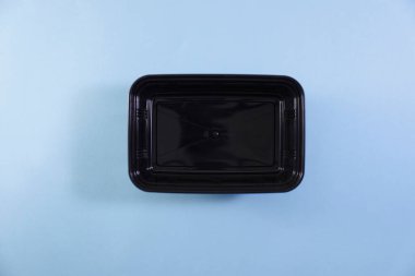 Siyah bir paket konteynırın stüdyo fotoğrafı.