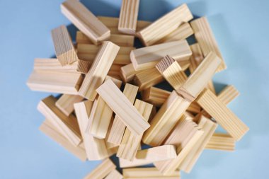 Tahta blokların stüdyo fotoğrafı.