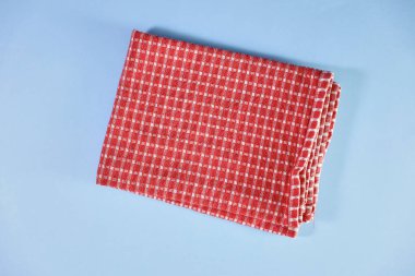 Damalı kırmızı masa örtüsünün stüdyo fotoğrafı.