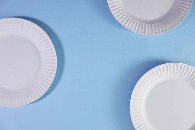 Beyaz kağıt tabakların stüdyo fotoğrafı.