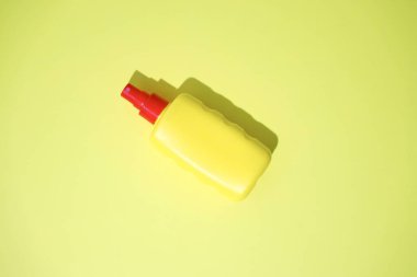 Güneş kreminin stüdyo fotoğrafı.