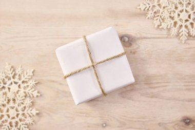 Beyaz bir Noel hediyesinin stüdyo fotoğrafı.