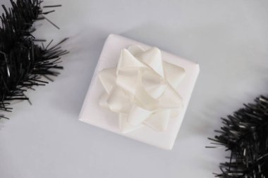 Beyaz bir Noel hediyesinin stüdyo fotoğrafı.