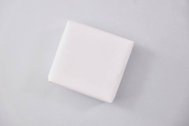 Beyaz bir Noel hediyesinin stüdyo fotoğrafı.