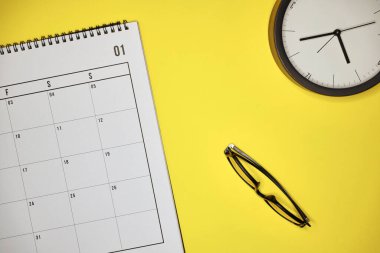 Bir takvimin stüdyo fotoğrafı.