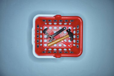 Bir alışveriş sepetinin stüdyo fotoğrafı.