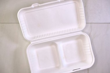 Bir yemek tepsisinin stüdyo fotoğrafı.