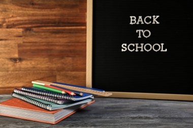 Okul eşyalarının stüdyo fotoğrafı.