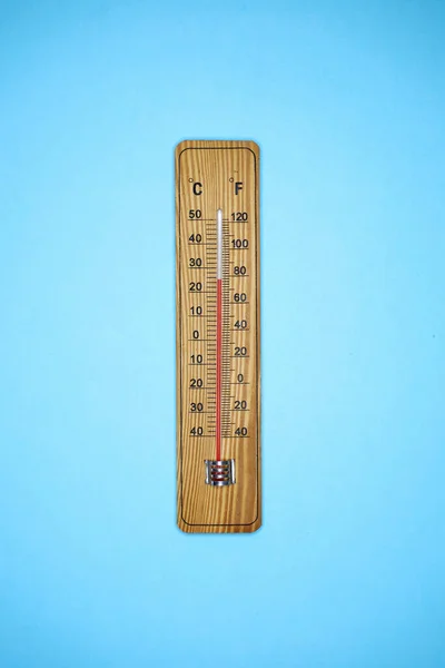 Ein Studiofoto Eines Hölzernen Thermometers Freien — Stockfoto