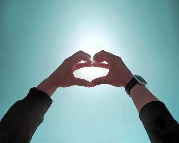 Pessoa Fazendo Uma Forma Coração Com Mãos Contra Sol Céu — Fotografia de Stock