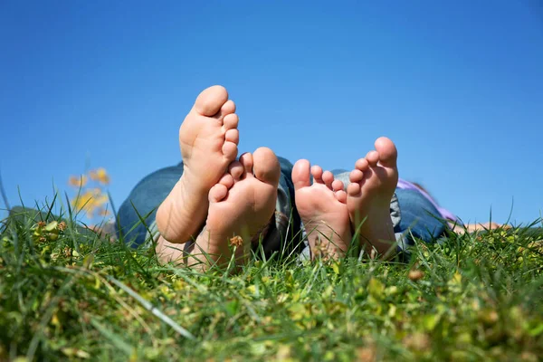 Zblízka Lidé Nohy Jejich Prsty Ležící Trávě — Stock fotografie
